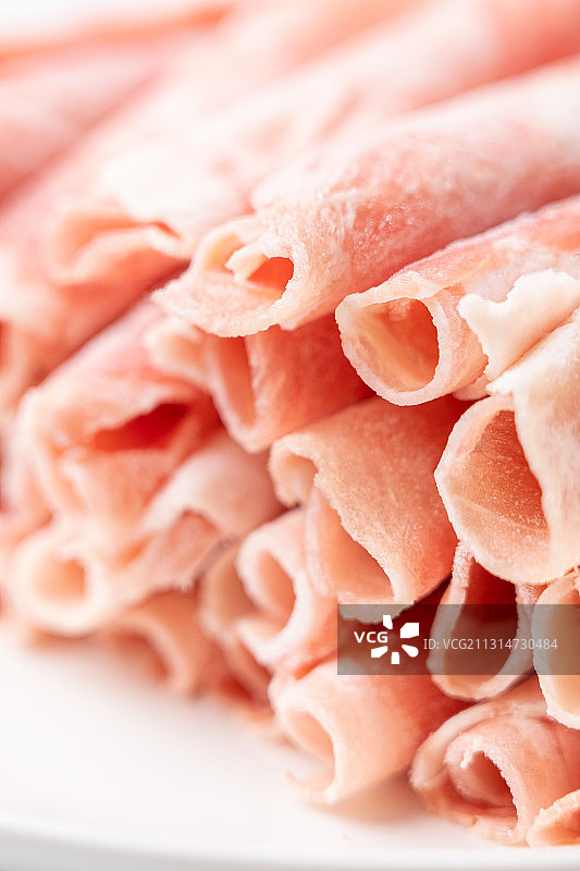 棚拍白色干净背景上新鲜美味生鲜羊肉卷特写图片素材