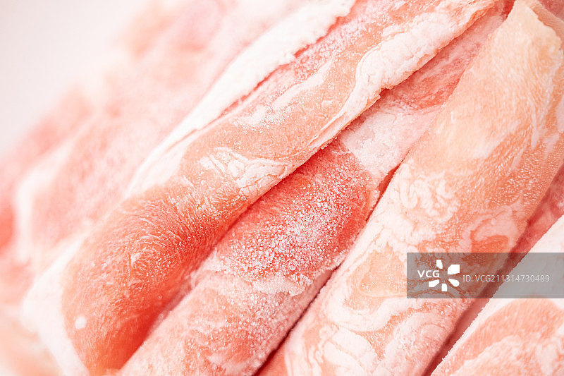 棚拍白色干净背景上新鲜美味生鲜羊肉卷特写图片素材