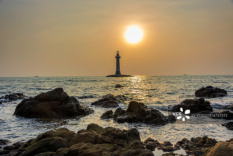 中国海南省三亚市大小洞天灯塔日落风光图片素材