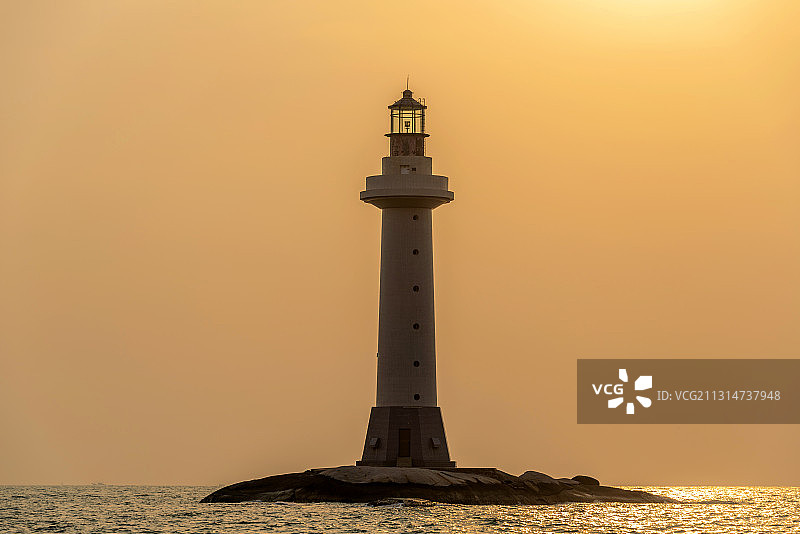 中国海南省三亚市大小洞天灯塔日落风光图片素材