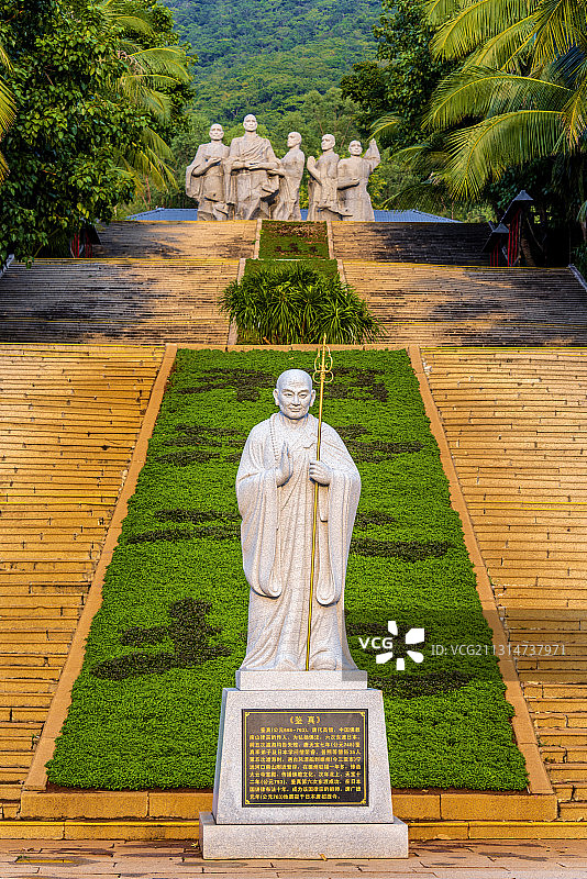 中国海南省三亚市大小洞天鉴真雕像图片素材