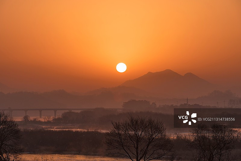 日出江畔图片素材
