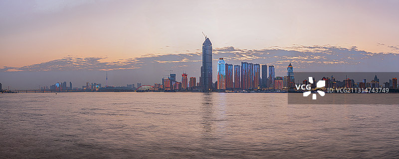 武汉市江岸区汉口江滩武汉港明珠酒店天悦金融中心图片素材