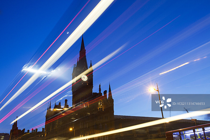 英国伦敦圣潘克拉斯车站和国王十字区尤斯顿路暮光景色图片素材