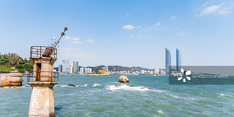 中国福建厦门海边的灯塔和双子塔风光图片素材