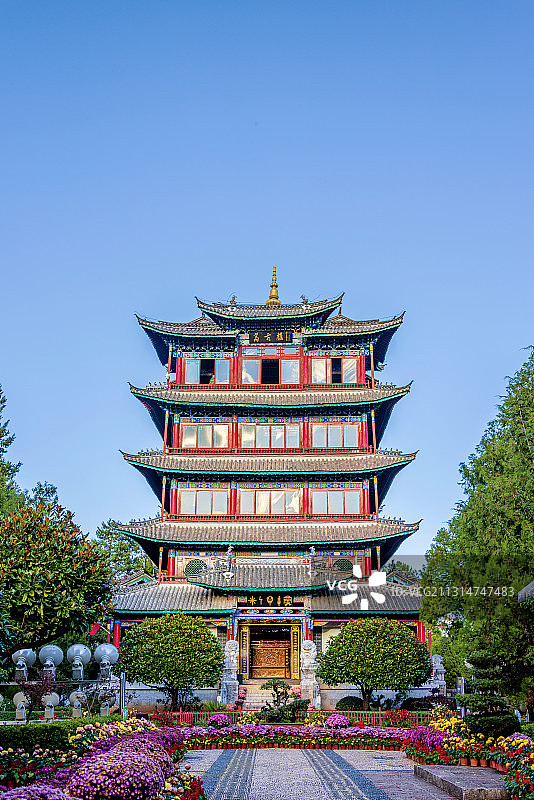 中国云南省丽江市丽江古城狮子山万古楼图片素材