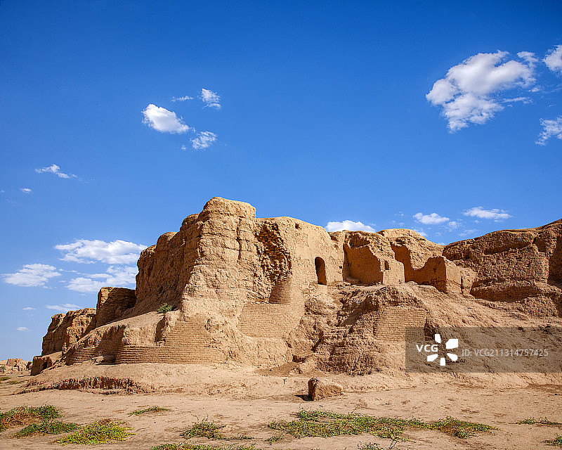 新疆吐鲁番市高昌故城“可汗堡”遗址旅游栈道图片素材