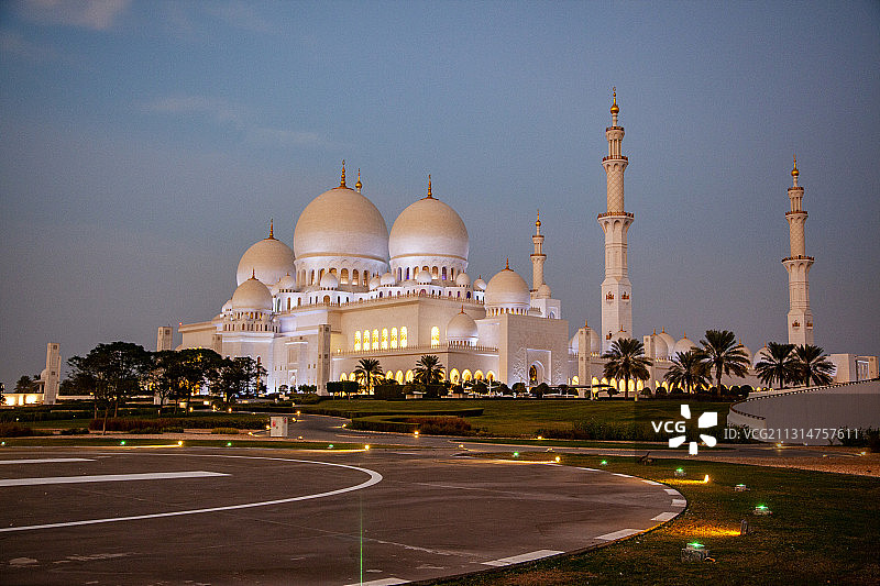 夜幕下的阿联酋阿布扎比谢赫扎伊德清真寺图片素材