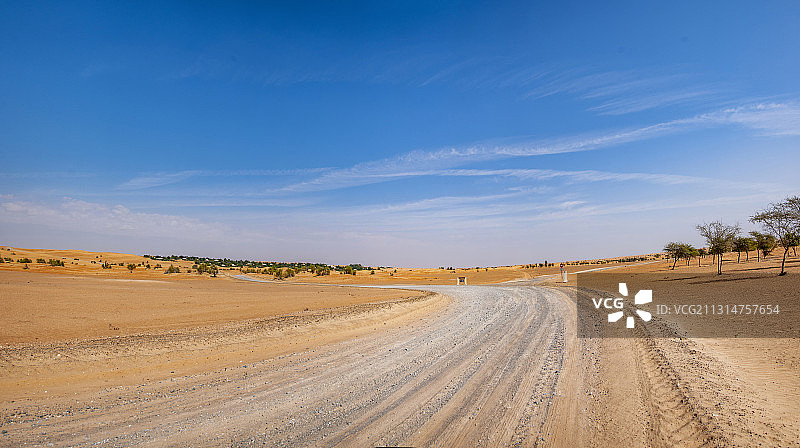 迪拜沙漠保护景区公路图片素材