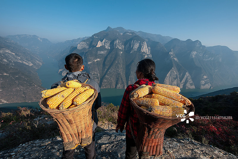 重庆巫峡山里人劳作图片素材