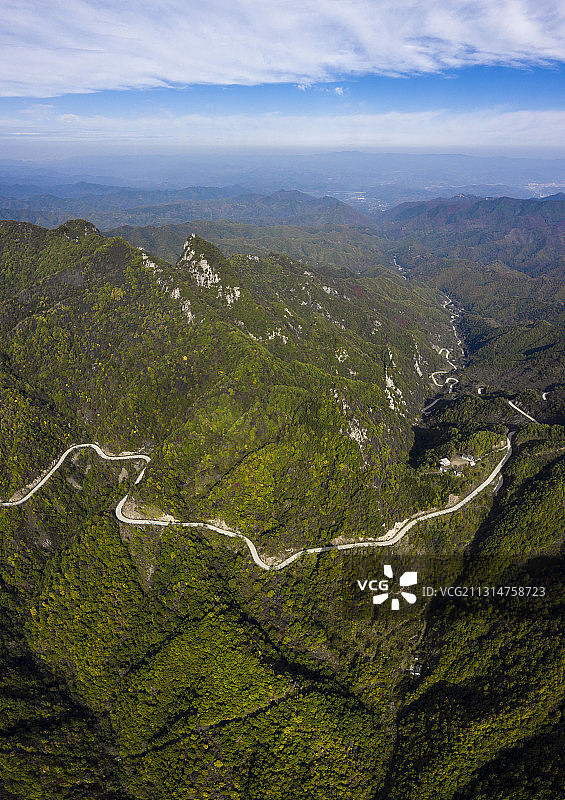 豫西山区蜿蜒的乡村公路图片素材