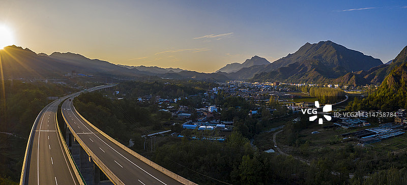 呼北高速公路划过河南西部山区一座小镇图片素材