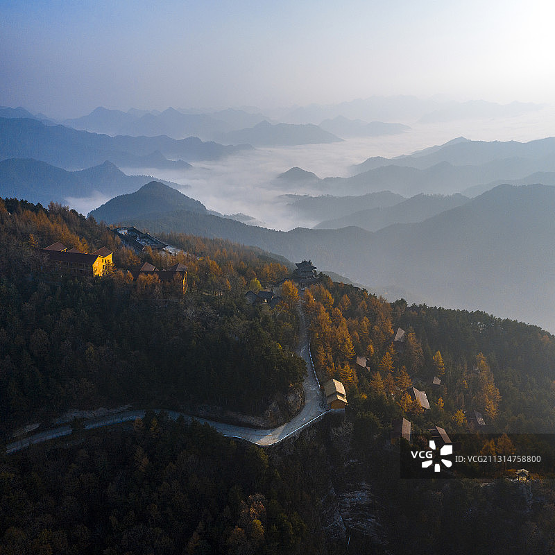 豫西山区一处宛如仙境的高山旅游度假村图片素材