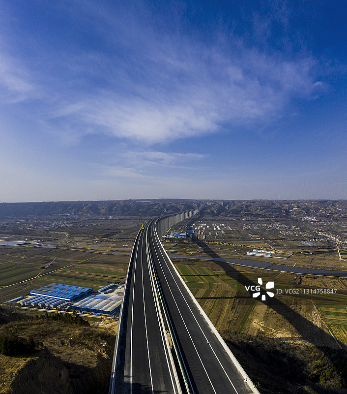 豫西山区旷野上的310国道高架桥图片素材