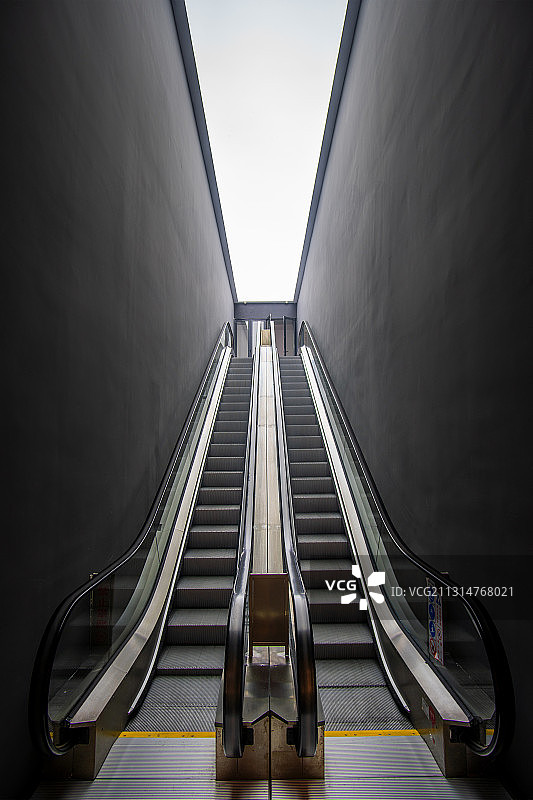 狭窄通道里的电梯图片素材