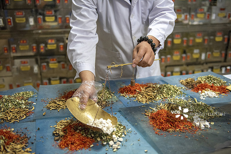 中医抓中药图片素材