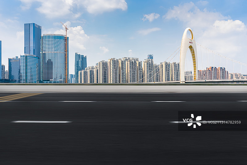 广州城市天际线和空白无人的机动车道图片素材