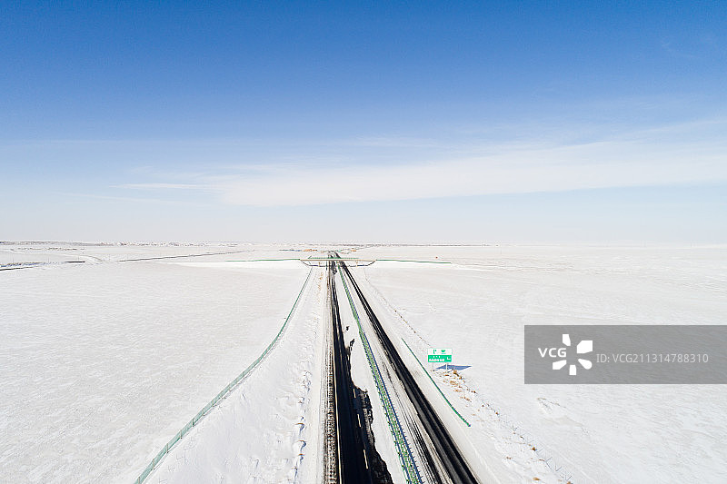 冬季内蒙古自治区锡林郭勒盟太仆寺旗白毛风下雪后柏油路面航拍图片素材