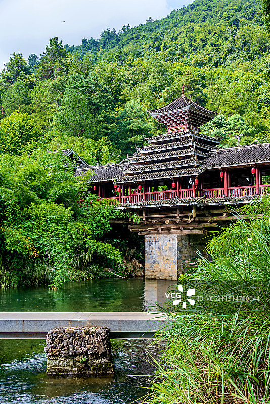 中国贵州贵阳阿哈湖国家湿地公园侗寨风雨桥图片素材