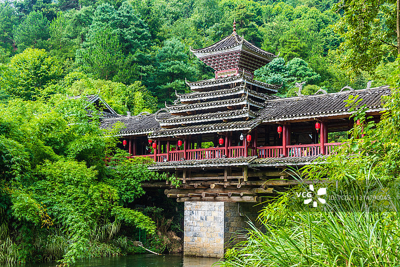 中国贵州贵阳阿哈湖国家湿地公园侗寨风雨桥图片素材