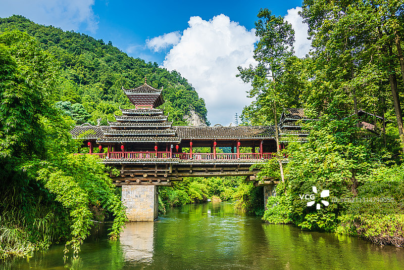 中国贵州贵阳阿哈湖国家湿地公园侗寨风雨桥图片素材