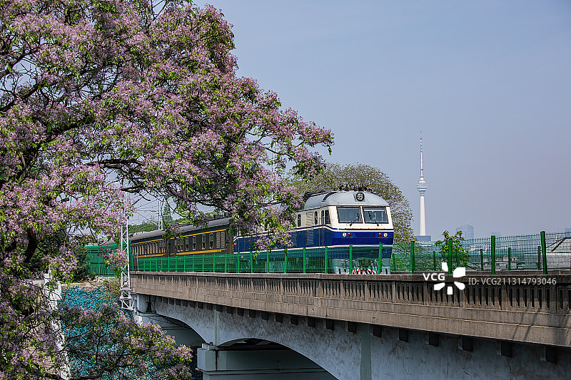 武汉市春天的列车与龟山电视塔图片素材