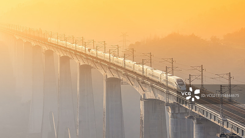 重庆涪陵：中国高铁与同美，奔驰速度与时代并进图片素材