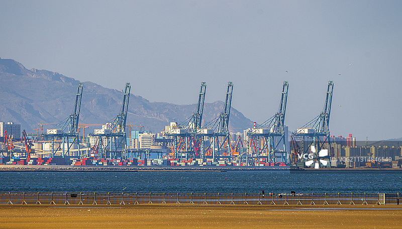 秦皇岛港货运码头远眺图片素材