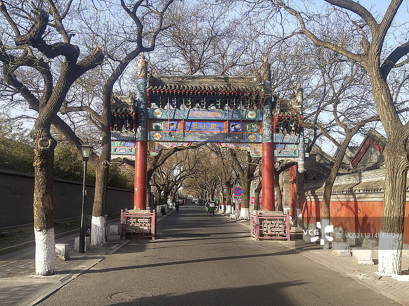 北京国子监胡同街道牌楼图片素材