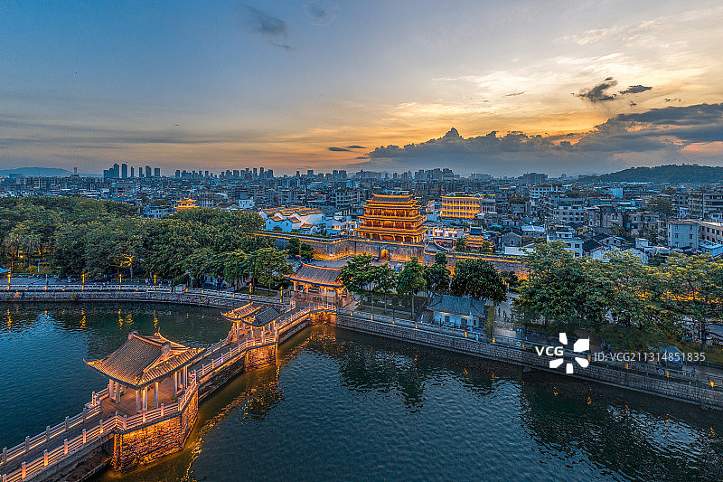 广东潮州古城广济桥与广济门夜景航拍图片素材