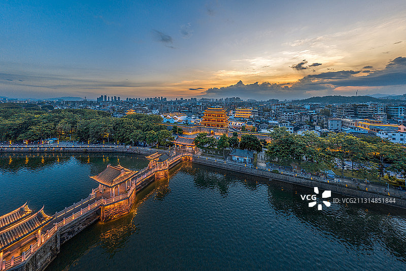 广东潮州古城广济桥与广济门夜景航拍图片素材