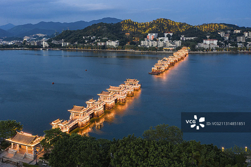 广东潮州古城广济桥与广济门夜景全景航拍图片素材