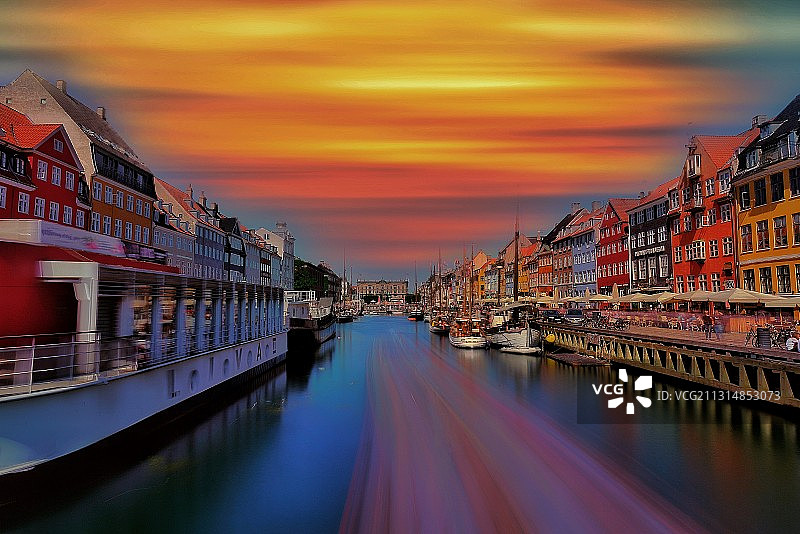 夕阳下的哥本哈根新港码头图片素材