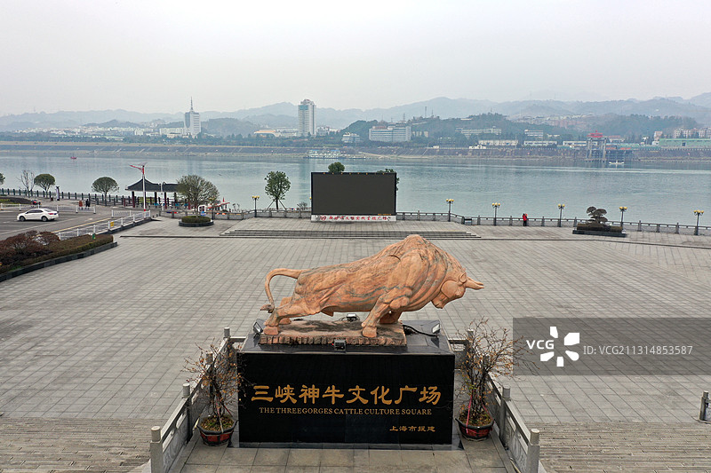 湖北宜昌夷陵区三斗坪镇长江岸边的三峡神牛雕塑图片素材
