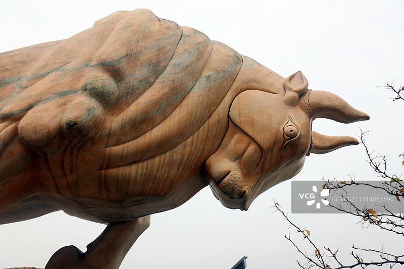 湖北宜昌夷陵区三斗坪镇长江岸边的三峡神牛雕塑图片素材