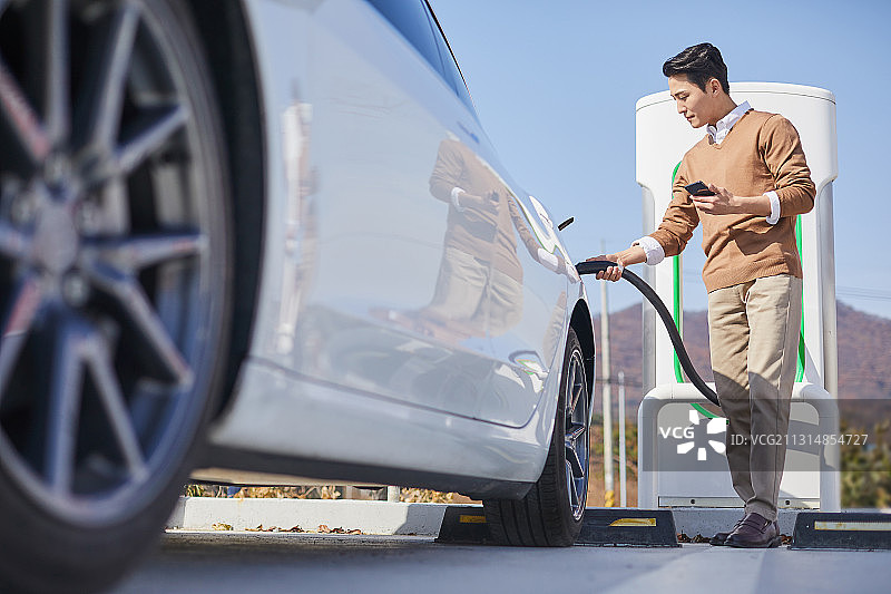 汽车、电动汽车、充电站、替代能源、电池充电器、智能手机图片素材