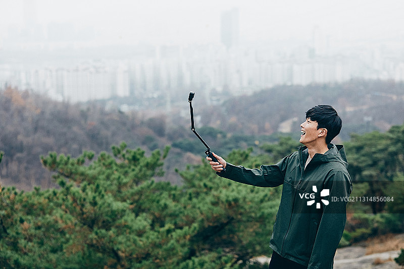 男人独自森林登山，自拍微笑分享图片素材