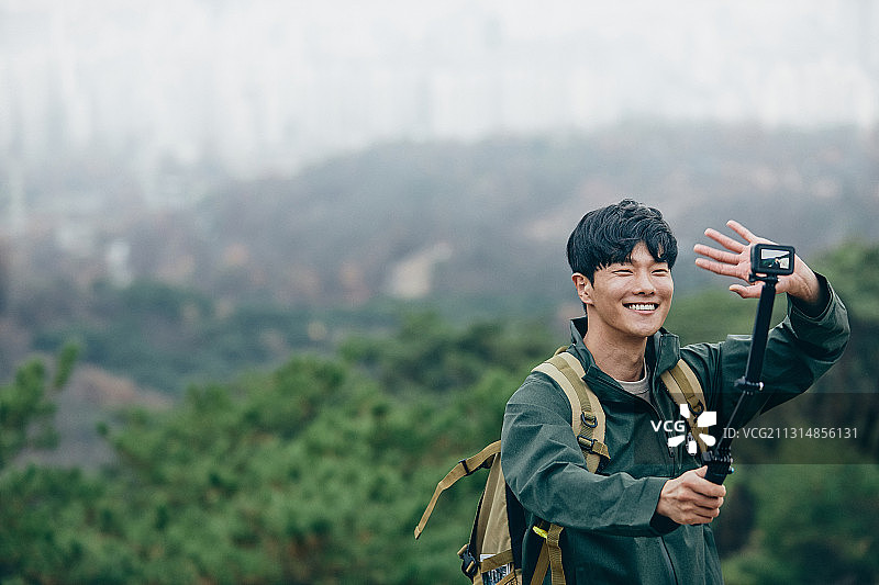 独自在森林登山自拍的男人图片素材