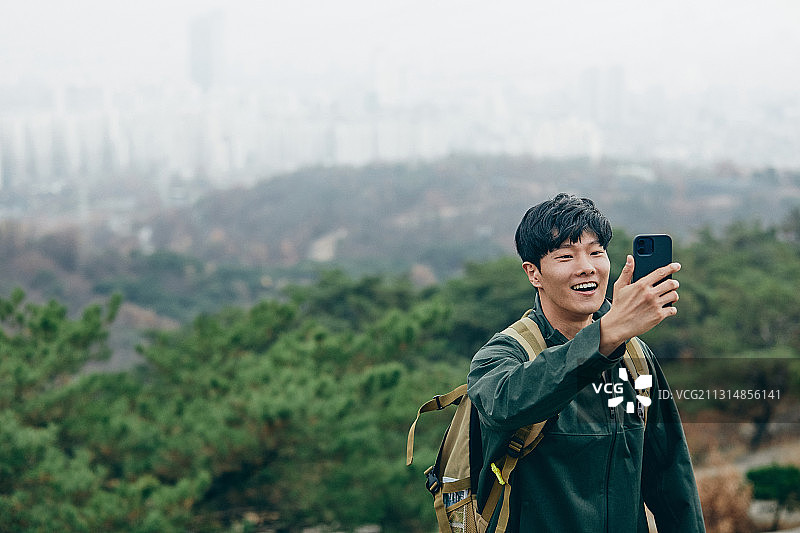 男人，山，登山，非面对面，森林，独自旅行，智能手机，视频通话，微笑图片素材