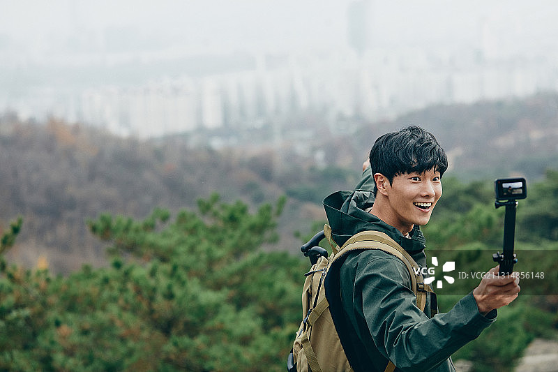 男人独自森林登山，自拍微笑分享图片素材
