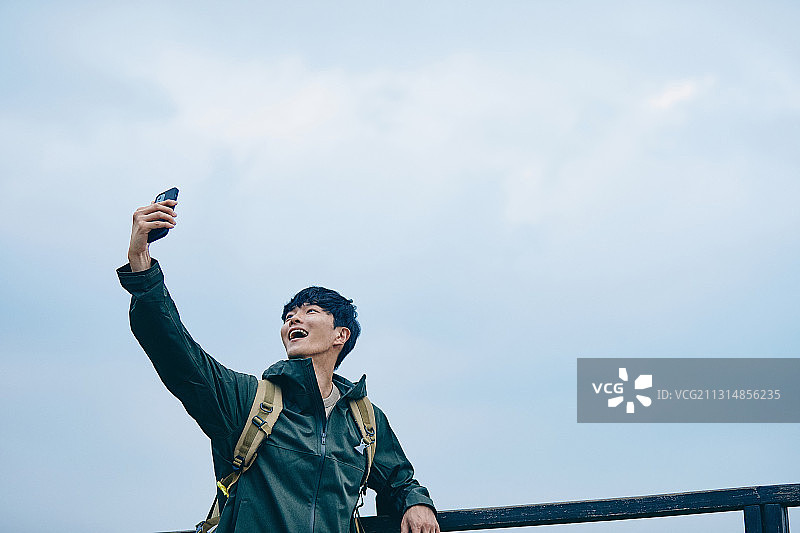 男人，山，登山，非面对面，森林，独自旅行，智能手机，视频通话，微笑图片素材