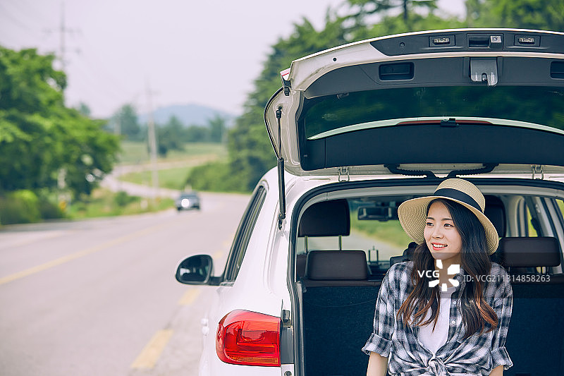 大学生的假期旅行：汽车与公路图片素材