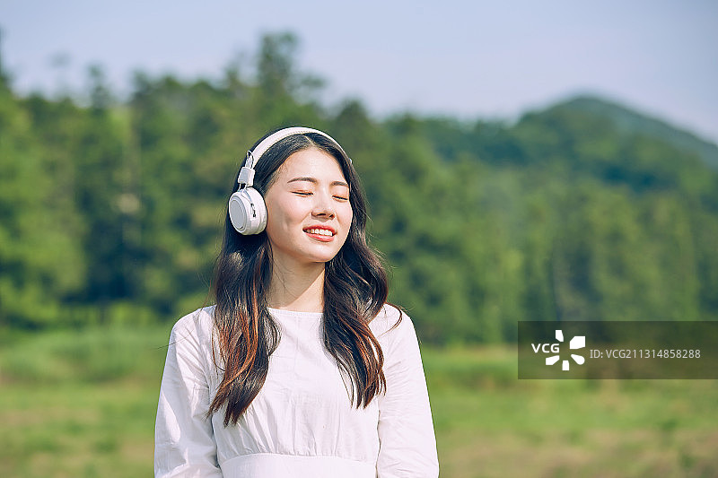 度假旅行休闲野餐放松听音乐图片素材