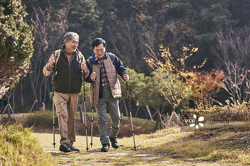 年长者的健康、银发产业：徒步登山旅行图片素材