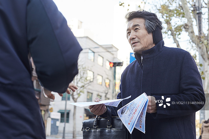 50年代男性成人失业兼职工作沮丧的父亲宣传单图片素材