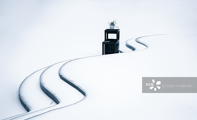 雪地上的优美曲线图片素材