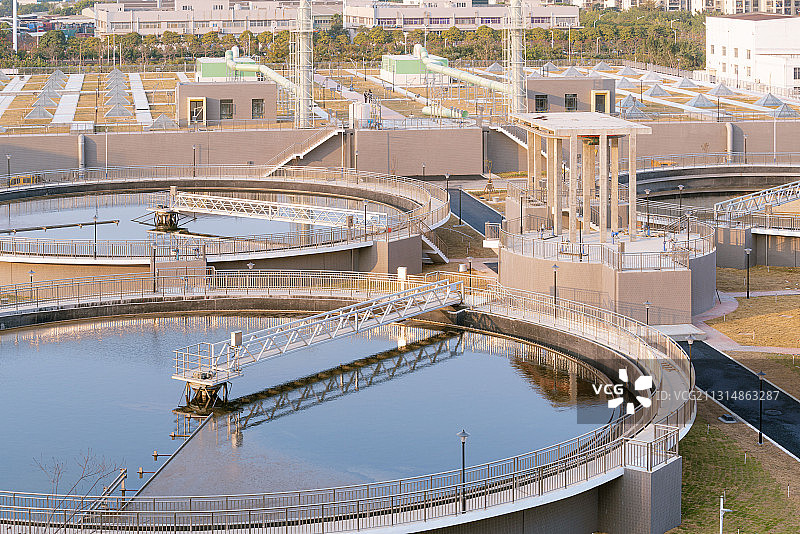 现代城市工业废水处理厂大型沉淀池特写图片素材