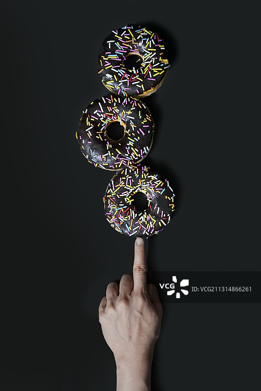 手里拿着的甜点甜甜圈图片素材