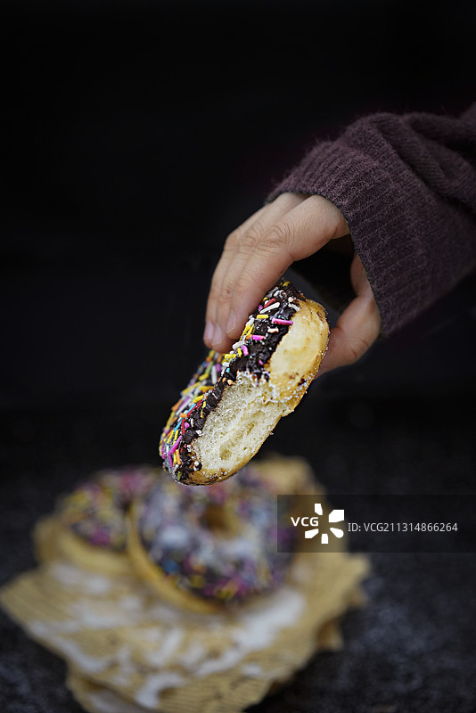 咬了一口的甜甜圈图片素材