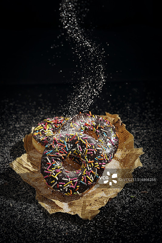 桌子上放着的有倒影的甜甜圈图片素材